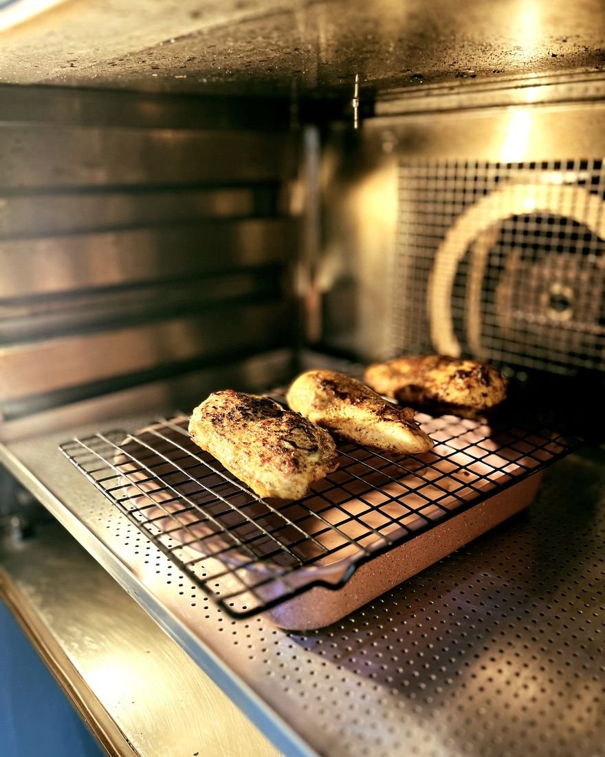 Peças assando sobre grade no forno da escola