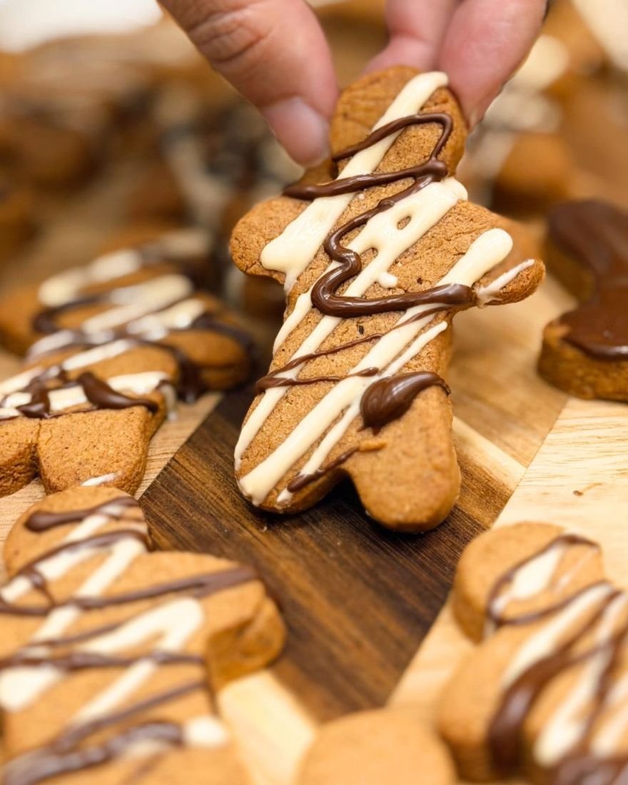 Biscoitos sem glúten decorados com chocolate