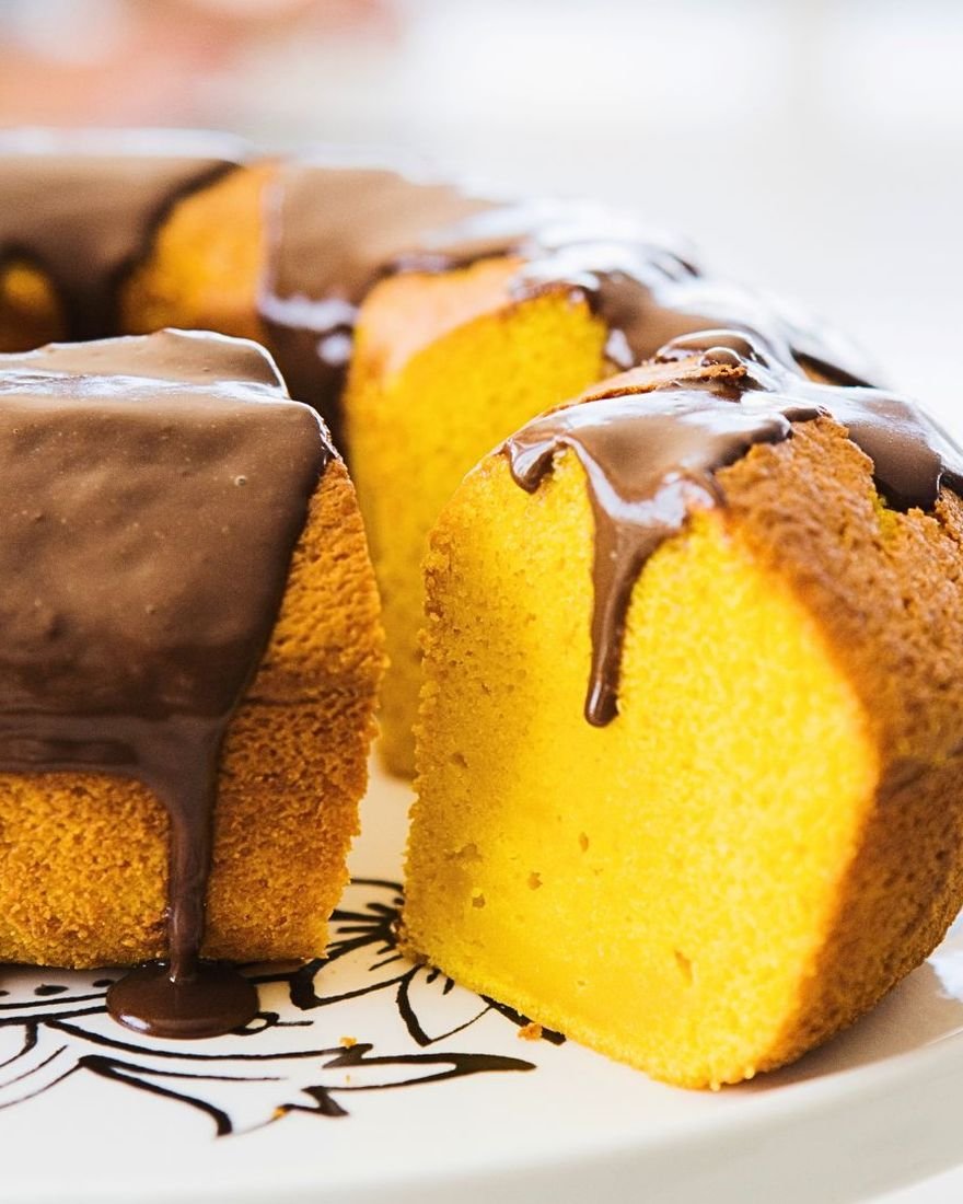 Bolo de cenoura sem glúten com cobertura de chocolate