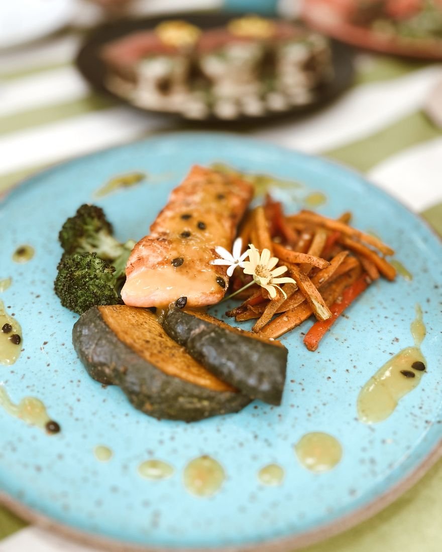 Salmão grelhado ao molho de maracujá com brócolis, abóbora e crocante de cenoura