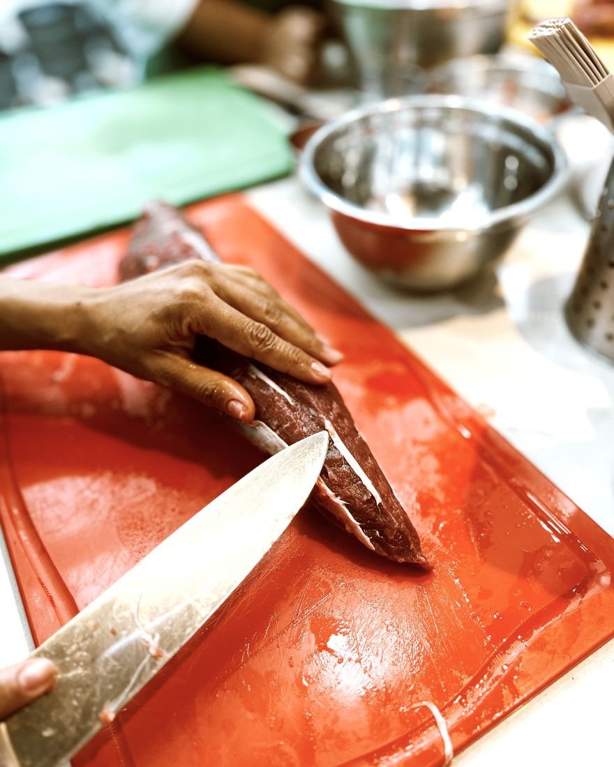 Corte e limpeza de peça de carne com faca na bancada