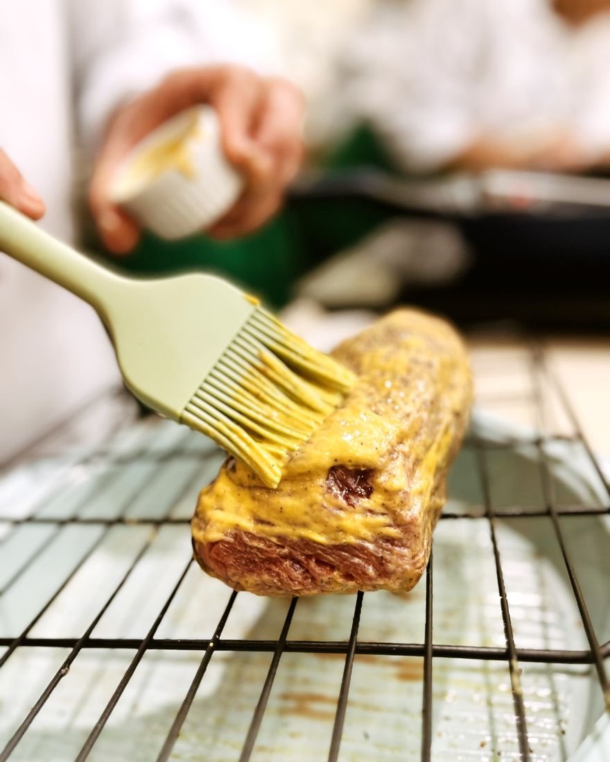 Pincelamento de peça de carne para formação de crosta