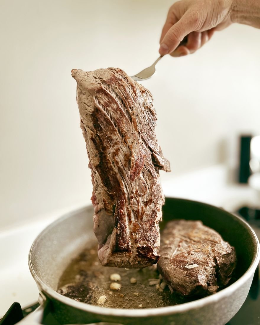 Selagem de peça inteira de carne na frigideira