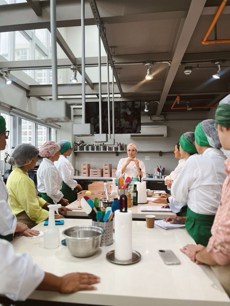 Fran Tonello dando aula na cozinha-escola em São Paulo